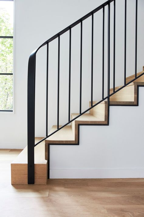 درابزين السلم, Metal Stair Railing, Vstupná Hala, درج السلم, Modern Stair Railing, Staircase Designs, Staircase Design Modern, Staircase Railing Design, Stair Railing Design