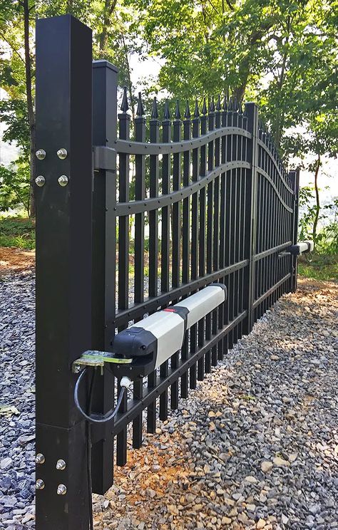 ultra_aluminum_gate_2 Front Yard Fence With Electric Gate, Aluminum Driveway Gate Ideas, Solar Gates Driveway, Driveway Entry Gate Ideas, Small Driveway Gate, Farmhouse Gate Design, Electric Gates Driveways, Driveway Gates Entrance, Drive Way Gates