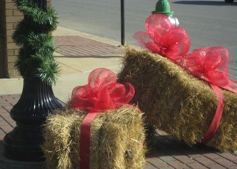 Repurpose your Autumn Bales of Hay - Decorate them as CHRISTMAS PRESENTS Hay Bale Christmas, Christmas Parade Floats, Outside Christmas Decorations, Straw Bales, Christmas Float Ideas, Hay Bales, Cowboy Christmas, Christmas Porch Decor, Christmas Parade