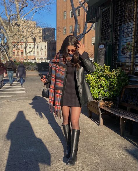 Flat Long Boots Outfit, Flat Knee High Boots Outfit Winter, Knew High Black Boots Outfit, Styling Black Knee High Boots, Knee High Boots Outfit Midsize, Platform Knee High Boots Outfits, Knee High Chunky Boots Outfit, Outfits With Knee High Boots Black, Black Boots Outfit Knee High