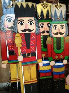 Peace Poles, Nut Crackers, Santa Ideas, Nutcracker Christmas Decorations, Wooden Nutcracker, Christmas Cutouts, Christmas Displays, Grinch Christmas Decorations, Christmas Yard Art