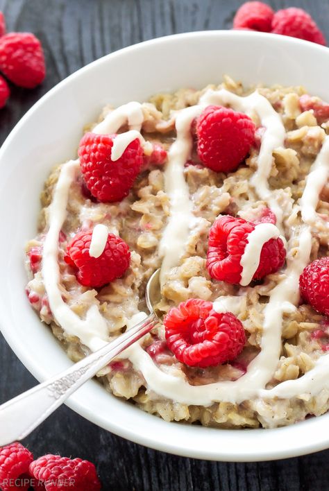 Raspberry Cheesecake Oatmeal | Healthy dessert inspired oatmeal for breakfast without any of the guilt! Cheesecake Oatmeal, Oatmeal Healthy, Baked Oatmeal Recipes, Breakfast Goodies, Healthy Peanut Butter, Raspberry Cheesecake, Healthy Oatmeal, Overnight Oats Recipe, Oats Recipes