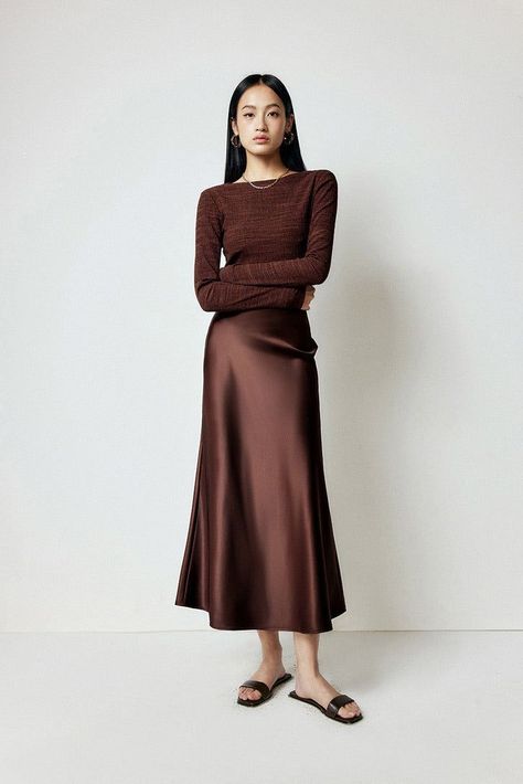 trends ideas with satin long skirt how to style silk maxi skirt women skirt ootd Satin Silk Skirt, Stain Skirts Outfits, Purple Silk Skirt Outfit, Dark Brown Skirt Outfit, Brown Satin Skirt Outfit, Jupe Outfit, Maxi Silk Skirt, Brown Silk Skirt, Brown Skirt Outfit