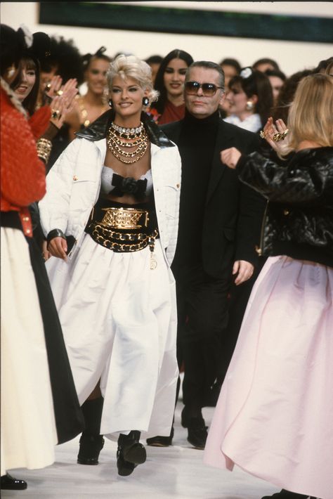 As we look forward to Paris Fashion Week starting up, we take a look back at what it used to be like in fashion's favorite era of the moment. Fashion 80s Women, 1990s Fashion Trends, 80s Fashion Trends, Chanel Runway, 80s Women, 90s Runway Fashion, Fashion 80s, Chanel Couture, 1990s Fashion