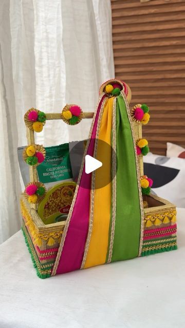 Handicraft Gifts Ideas, Mehndi Taals Ideas, Navratri Gift Hampers, Indian Gift Hampers, Gift Hamper Packing Ideas, Hamper Decoration Ideas, Hamper Packing Ideas, Money Decorations, Gift Hamper Ideas