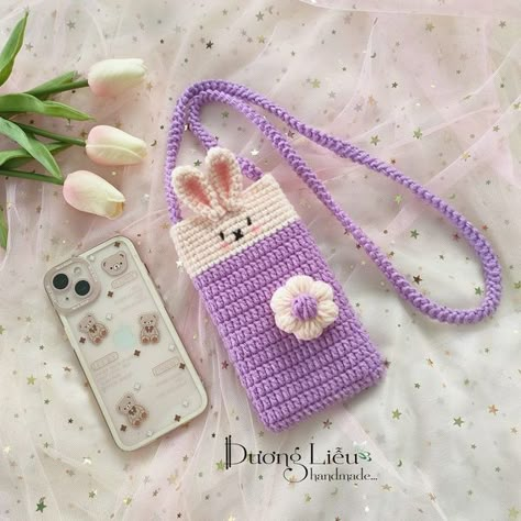 https://youtu.be/NXosdRDYrj0 Crochet Cellphone Pouch, Crochet Mobile Pouch, Joining Yarn Crochet, Crochet Mobile Cover, Diy Hair Accessories Tutorial, Crochet Phone Cover, Crochet Wallet, Crochet Phone Cases, Crochet Mobile