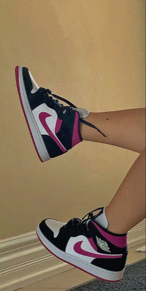 Air Jordan Rosa, Jordan Rosa, Jordan Rose, Cute Jordans, Pretty Sneakers, Shoes For School, Nike Shoes Girls, Preppy Shoes, Jordan Shoes Retro