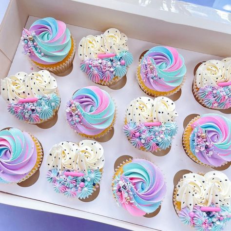 5 Cupcake Cake, Kotak Bento, Birthday Plans, Pastel Cupcakes, Unicorn Themed Birthday Party, Unicorn Birthday Cake, Cupcake Cake Designs, Torte Cupcake, Cupcake Designs