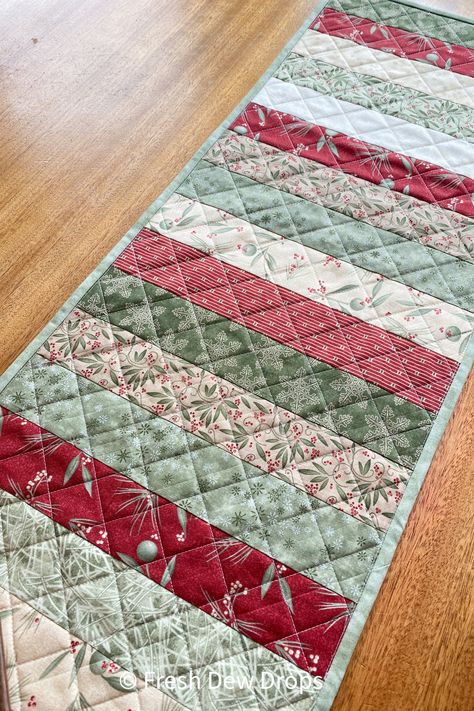 Fresh Dew Drops: Christmas 2022 Quilted Table Runner - Frosted Memories Jelly Roll Table Runner Patterns, Table Runners Diy Easy, Christmas Table Runner Pattern, Christmas Quilting Projects, Quilted Table Runners Christmas, Quilt Cards, Table Topper Patterns, Xmas Table, Table Runner Diy