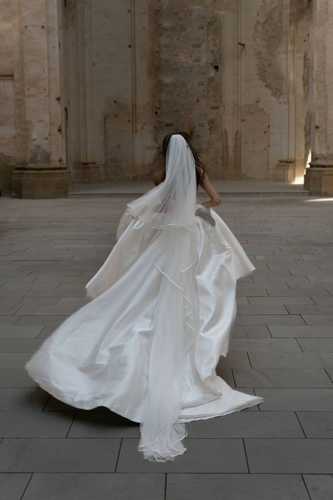 Elegant Bride Aesthetic, Wedding Veils With Ballgown Dress, Anastasia Steele Wedding Dress, Spring Bridal Portraits, Wedding In Florence Italy, Wedding Photos In Nature, Bridal Editorial Photoshoot Vogue, Wedding Photography Italy, Italian Wedding Photography