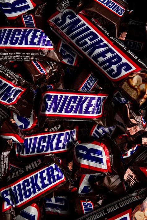 Snickers Chocolate Bar, Chocolate Tumblr, Snickers Chocolate, Welcome To My Life, Food Story, Fluffy Texture, Chocolate Peanuts, Bundt Cake, Chocolate Desserts