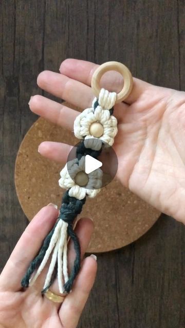 Flower Macrame Keychain, Macrame Keychain Diy Tutorials Videos, Macrame Keychain Diy Tutorials, Diy Keychains To Sell, Macrame Daisy Keychain, Macrame Gift Ideas, Macrame Flower Keychain, Key Chains Diy, Beginner Patterns