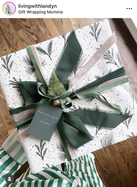 Christmas Present Wrap, Christmas Gift Wrapping Diy, Living With Landyn, Tree Decoration Ideas, Xmas Gift Wrap, Christmas Gift Packaging, Gift Wrapping Techniques, Gift Wrapping Inspiration, Real Christmas Tree