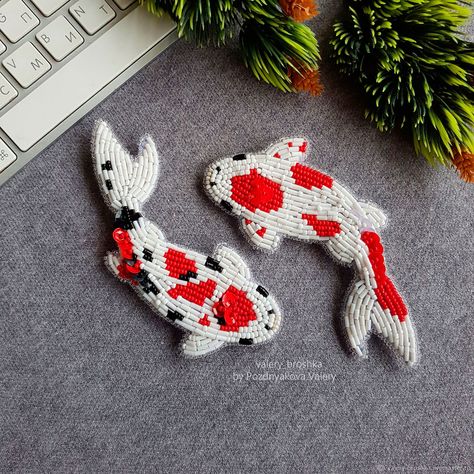 Beaded Koi Fish, Tambour Beading, Fish Beads, Beadwork Designs, Fantasy Creatures Art, Brooches Handmade, Beaded Brooch, Brick Stitch, Beaded Bags