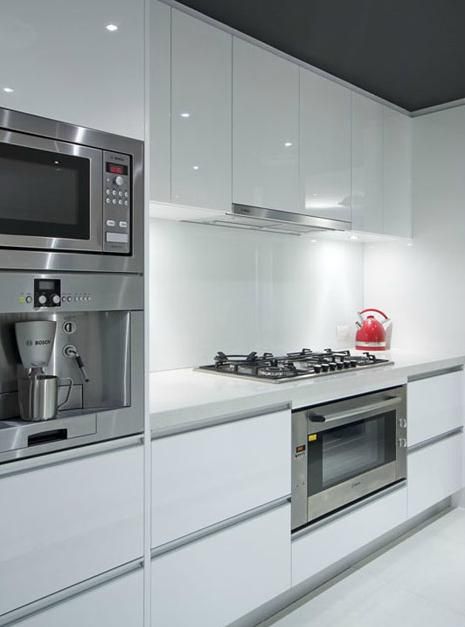 Shiny white kitchen Small Kitchen Makeovers, Dining Area Design, Iris Scott, Urban Kitchen, Loft Kitchen, Condo Design, Kitchen Oven, Kitchen Concepts, Kitchen Marble