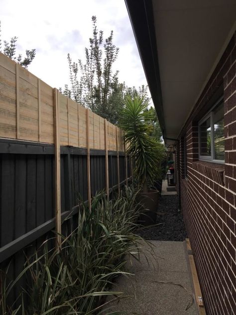 Fence Extension, Privacy Landscaping Backyard, Fence Landscaping Border Backyard Ideas, Fence Border, Diy Privacy Screen, Diy Outdoor Seating, Outdoor Pallet, Pavers Backyard, Screen Outdoor