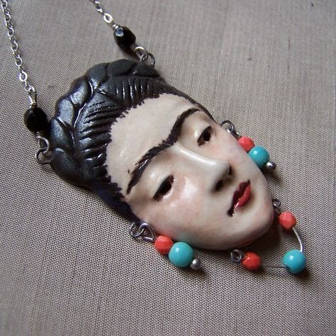 Figure Jewellery, Mini Clay, Frida Art, Face Brooch, Creation Art, Clay Stuff, Diy Ceramic, Doll Jewelry, Porcelain Jewelry