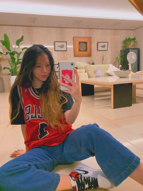 Outfits With Nba Jerseys, Basketball Tshirt Outfit Women, Basketball T Shirt Outfit, Cute Basketball Jersey Outfit, Nba Shirt Outfit Women, Jersey Tank Top Outfit, Casual Jersey Outfit, Basketball Shirt Outfit Women, Chicago Bulls Jersey Outfit Woman