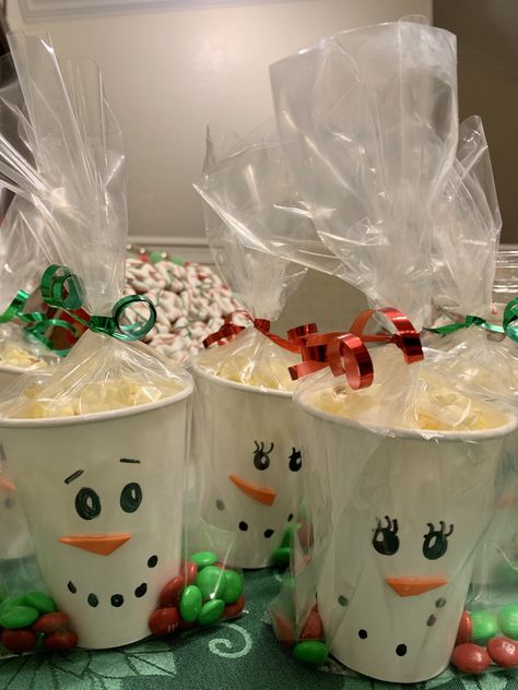 Christmas Fair Ideas, School Christmas Party, Christmas Candy Gifts, Gift For Mom Christmas, Christmas Gift Basket Ideas, Kids Christmas Party, Candy Crafts, Christmas Gift For Mom, Christmas School