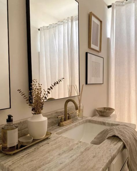 Bathroom Vanity Set Up Ideas, Bathroom Rug Large, Restroom Decor Ideas Modern, How To Decorate A Bathroom, Master Bathrooms Decorations, Korean Bathroom, Trendy Bathroom Decor, Bathroom Tray Decor, Minimalistic Bathroom