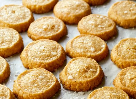 Ina Garten's Chipotle Cheddar Crackers Recipe - PureWow Cheddar Crackers Recipe, Cheddar Crackers, Crackers Recipe, Baked Crackers, Holiday Appetizers Recipes, Christmas Appetizers Party, Ina Garten Recipes, Crowd Pleasing Recipes, Superbowl Snacks