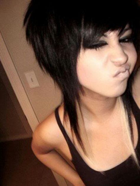 Great funky emo/scene haircut. Long and short layers, lots of disconnection. Bring in the edgy look. Layered Scene Hair, Short Scene Haircuts, Emo Haircuts For Girls, Scene Haircuts, Emo Haircuts, Mullet Wig, Short Scene Hair, Hipster Hairstyles, Emo Scene Hair