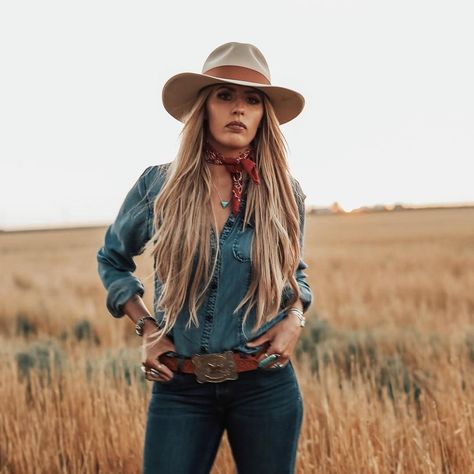 As the perfect combination of comfort and style, #countryclothing is everything you could wish for in an outfit even if you’re only around the cities. #fashion #style Southern Clothing, Estilo Cowgirl, Outfit Country, Cute Cowgirl Outfits, Moda Country, Wilde Westen, Country Style Outfits, Looks Country, Estilo Country