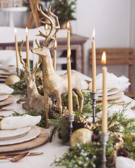 🌸 CHERIE 🌸 (@sweetroseandwren) • Instagram photos and videos Woodland Christmas Decor, Glam Christmas Decor, Deco Table Noel, Christmas Dining Table, Glam Christmas, Christmas Dinner Table, Christmas Table Centerpieces, Christmas Interiors, Woodland Christmas