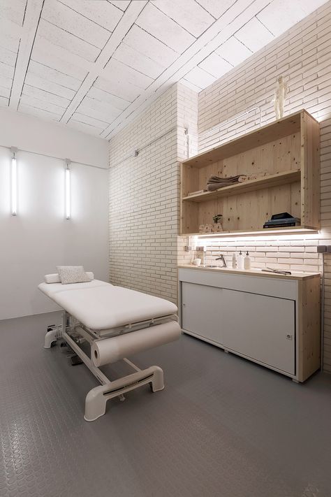 Nan Arquitectos selects pale palette to relax visitors at SanaSana physiotherapy centre Physiotherapy Room, Massage Room Design, Studio Medico, Esthetician Room Decor, Medical Office Design, Physiotherapy Clinic, Cabinet Medical, Clinic Interior Design, Therapy Office Decor