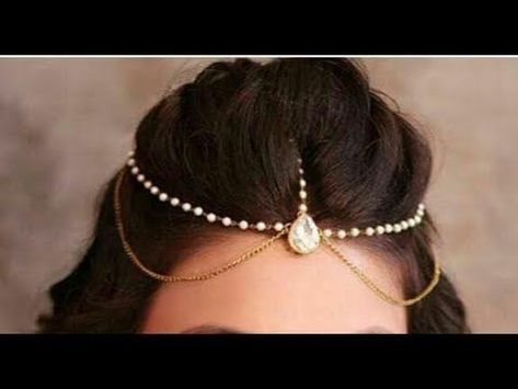 Teeka Hairstyles, Maang Tika Hairstyle, Teeka Designs, Head Jewelry Headpieces, Maang Tikka Hairstyles, Forehead Jewelry Indian, Head Jewelry Indian, Indian Hair Jewelry, Pearl Maang Tikka