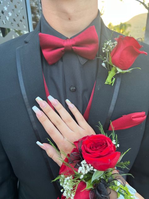 Black And Red Chambelan Outfits, Black Tux With Red Accents, Red Suit Prom, Red Chambelanes Outfits, Red And Black Prom Couples, Chambelanes Outfits Quinceanera Red, Red Prom Couple, Black Red Suit, Md Photoshoot