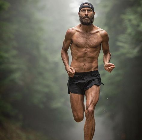 Running Pose, Running Photography, Running Photos, Male Pose Reference, Ultra Running, Runner's World, Running Inspiration, Body Anatomy, Outdoor Running