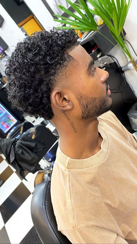 Tapered Fade Curly Hair Men, Cool Fades For Men, Short Black Curly Hair Men, Tapers Haircut Male, Haircuts For Curly Hair Men Black, Black Man Curly Haircut, Curly Hair Blowout Taper, Short Curly Hair Black Man, Curly Taper Fade Black Men