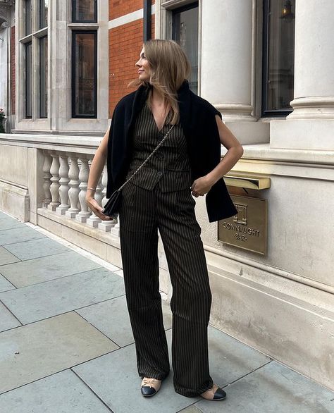 Mia Luckie on Instagram: “Business on a Friday, I do love a matching two piece Items tagged #pinstripes #tailoring #smartcasual #outfitideas #fashioninspiration…” Fall Work Outfit, Fall Work Outfits, Autumn Fashion Work, Work Outfit Ideas, White Elegance, Office Wardrobe, Corporate Wear, Business Casual Outfits For Women, Corporate Outfits