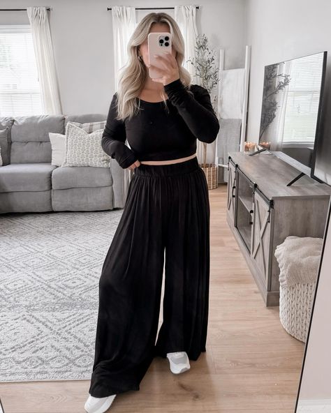 Newness that will have you ready to look cute & comfy for class👓📚 now available on www.shopwrenleighanns.com Wide Leg Black Sweatpants Outfit, All Black Comfy Outfit, Black Pants Summer, Black Elastic Pants, Casual Neutral Outfits, Pants Outfit Work, Many Outfits, Style Pant, Comfy Pants