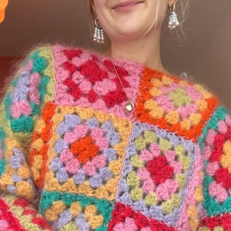 Knitted Square Sweater, Crochet Projects Multicolored Yarn, Crochet Jumper Granny Square, Easy Granny Square Projects, Granny Square Uses, Crochet Color Combos, Crochet Granny Square Jumper, Granny Square Sweater Pattern Free, Granny Square Fashion