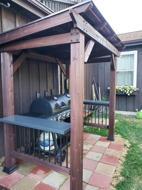 Smoker Shack Ideas, Small Outdoor Barbeque Area, Diy Grill Pergola, Grill Enclosure Diy, Bbq Shelter Ideas Diy, Diy Bbq Shack, Outdoor Grill Storage, Grilling Shed, Bbq Shack Backyard