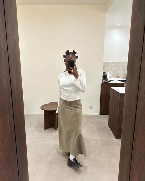 Skirt With Loafers Outfit, Skirt With Loafers, How To Style Loafers, Long Skirt Winter, Office Fits, Girly Outfit, Loafers Outfit, Winter Skirt, School Fits