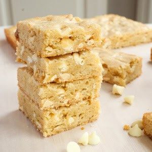 Easy Blondies Recipe - Small Town Woman Easy Blondies Recipe, How To Make Blondies, Blond Brownies, Easy Blondies, Blondies Recipe Easy, Vanilla Brownies, Small Town Woman, Blondie Bar, Blondies Recipe