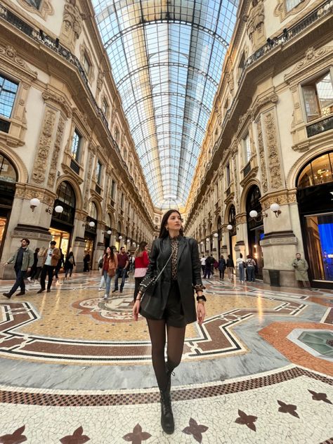 A girl walking in Galleria Vittorio Emanuele in black leather outfit Milan Outfit Inspiration, Milan Night Outfit, Milan Duomo Photo Ideas, Milan Italy Fashion Winter, Milan October Outfit, Milan Autumn Outfit, Winter In Milan Outfit, Milan Duomo Pictures, Milan In April Outfits