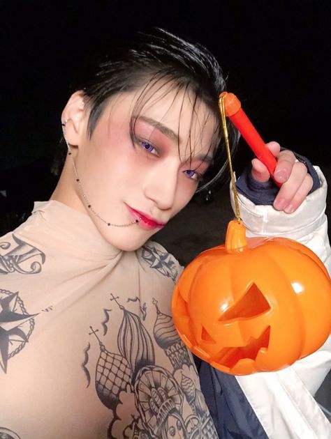 Black Cat Nero, The Black Cat, Ateez San, Halloween Pins, Perfect Boyfriend, Choi San, Halloween Icons, Halloween Photos, Kpop Wallpaper