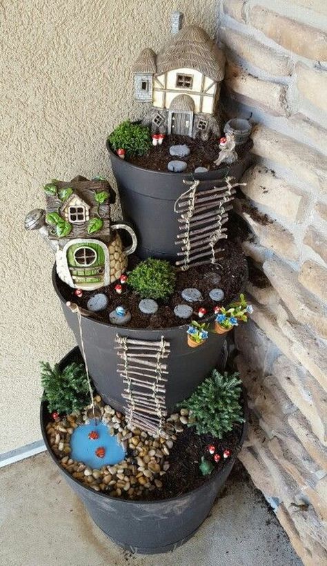 Garden Ideas Homemade, Fairy Garden Pots, Jardim Diy, Diy Flores, Flower Tower, Fairy Garden Crafts, Fairy Garden Designs, Mini Fairy Garden, Fairy Garden Decor