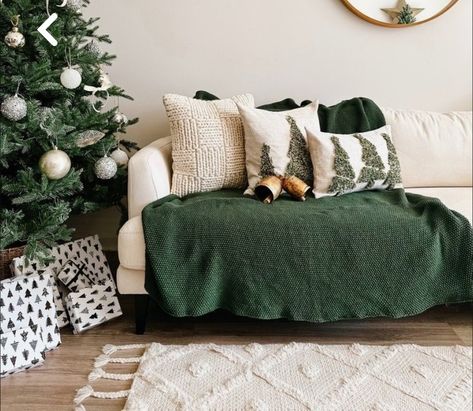 White Couch Christmas Decor, Green Couch Christmas Photos, Christmas Pillows On Couch, Couch Christmas Decor, Christmas Couch Decor, Natal Boho, Christmas Couch, White And Green Christmas, Townhome Decorating