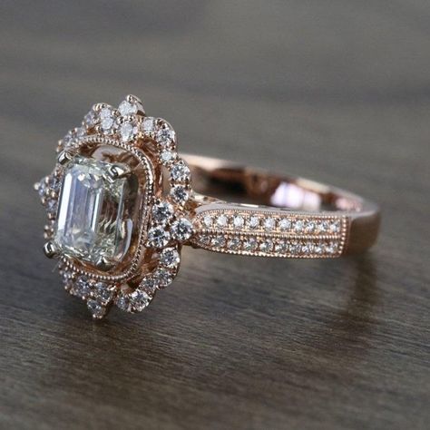 Wedding Rings Engagement 2023, Antique Style Engagement Rings, Emerald Halo, Ring Rosegold, Engagement Rings Vintage Halo, Antique Engagement Ring, Antique Diamond Rings, Ring Halo, Ringe Gold