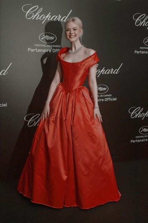 SLFMag — Elle Fanning wore Vivienne Westwood Couture for... Elle Fanning Red Carpet, Vivienne Westwood Couture, Ball Gowns Fantasy, Red Carpet Dresses Best, Elle Fanning Style, Fanning Sisters, Best Red Carpet Looks, Turkish Women Beautiful, Elle Fanning