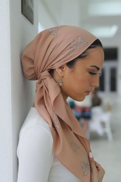 Gorgeous Christian Head Covering, Donne Calve, Butterfly Scarf, Head Wrap Styles, Hair Scarf Styles, Jewish Women, Head Scarf Styles, Head Wrap Scarf, Woman Suit Fashion