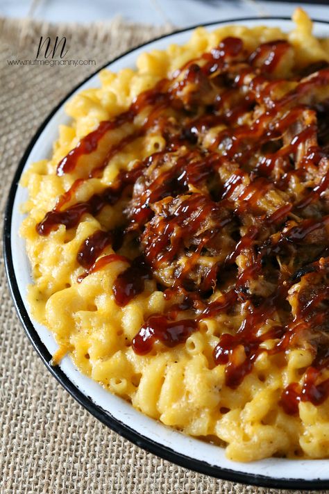 Pulled Pork Mac and Cheese {Piggy Mac}!  I would so love to dive into a bowl of this! Pork Mac And Cheese Recipe, Pulled Pork Mac And Cheese, Macncheese Recipe, Pork Mac And Cheese, Pulled Pork Leftovers, Honey Bbq, Pulled Pork Recipes, Mac And Cheese Recipe, Bbq Pulled Pork