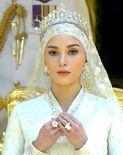 The wedding of Prince Mateen of Brunei and Anisha Rosnah binti Adam – The Real My Royals Prince Mateen Of Brunei, Prince Mateen, Royal Arrival, Abdul Mateen, Parisian Outfits, Royal Brides, Royal Princess, Royal Jewels, Royal Weddings