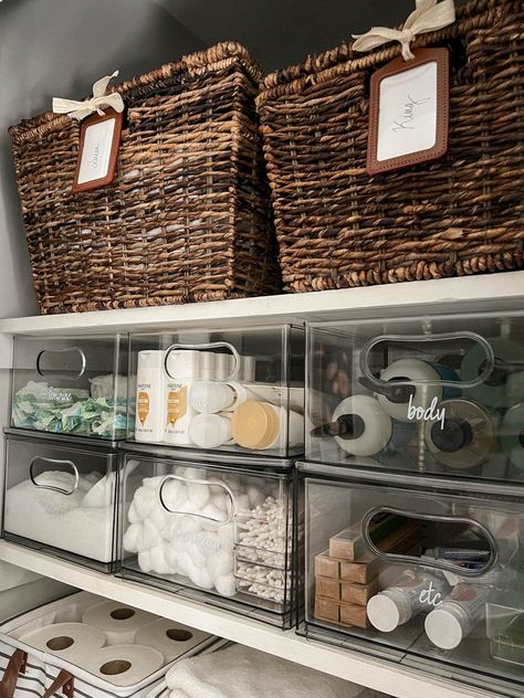 Hall Closet Organization, Small Linen Closets, Organiser Son Dressing, Bathroom Linen Closet, Linen Closet Storage, Space Optimization, Bathroom Storage Hacks, Organizing Linens, Bathroom Closet Organization