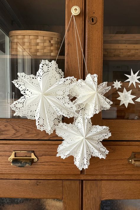 Best Paper Snowflakes, Dolly Snowflakes, January Decorations Diy, Dolly Paper Snowflakes, Paper Doily Stars, Paper Snowflake Chandelier, Paper Star Snowflake, Paper Doilie Snowflakes, Paper Dollies Christmas Crafts